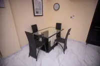 2 Bed Apartment - Parking Wifi Aircon Hotels in Kwashieman