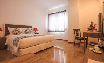 Den Long Do Hotel & Restaurant
