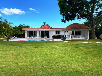 Seasideserenity: Luxury Villa Steps from the Beach Các khách sạn ở 