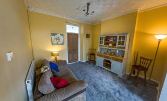 6 Guests-Free Public Parking-5 Min to Beach