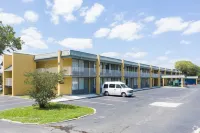 Stayable Jax West Hotels near وايتهاوس