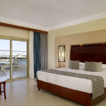 Coral Sea Holiday Resort and Aqua Park Отели рядом с достопримечательностью «Бей- Набк»