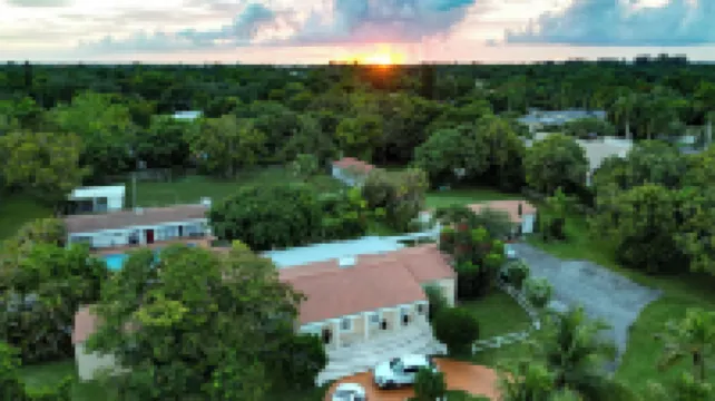 La Finca Miami by SoFla Vacations Hotels in Glenvar Heights