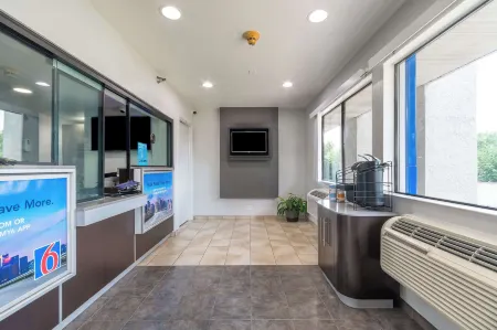 Motel 6 Rolling Meadows, IL - Chicago Northwest Отели рядом с достопримечательностью «24/7 Pantry Rolling Meadows Smoke Shop»