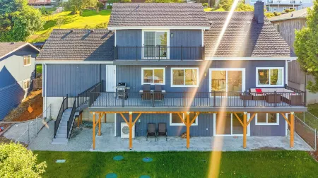 Peaceful Island Getaway, Port Susan Views with BBQ & Playroom