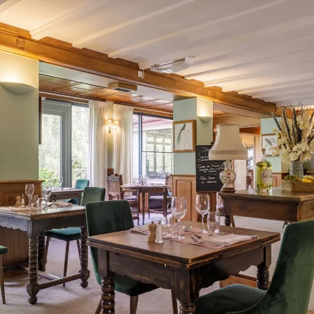 Hôtel La Verniaz - Evian Resort Отели рядом с достопримечательностью «Железнодорожный вокзал Эвиан»