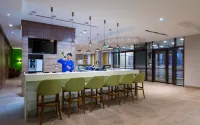 Hampton by Hilton Astana Triumphal Arch - bar