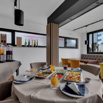 Beach Hotel Božikovina Отели рядом с достопримечательностью «Торговый центр City Center One Split»