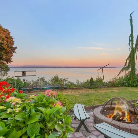 Views, Seclusion, Cozy Island Comfort