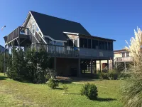 6 min walk to the beach, Welcome Back is a cozy, pet friendly oceanside cottage! Отели рядом с достопримечательностью «Outer Banks»