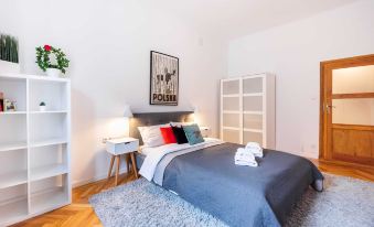 Old Town Market Place Apartment by BookingHost