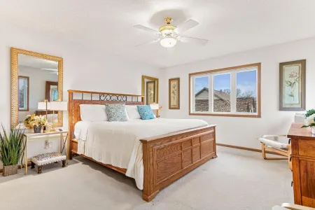 Minnesota Oak Ridge Estate: Burnsville and Apple Valley Near Mall of America