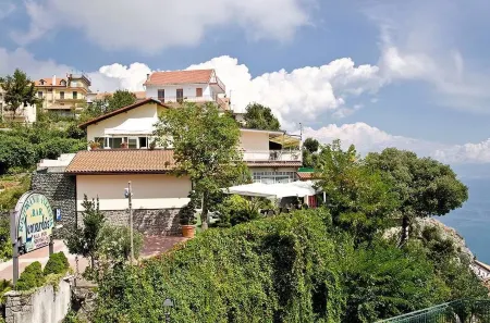 Leonardo's B&B Отели рядом с достопримечательностью «Sorrento Peninsula»