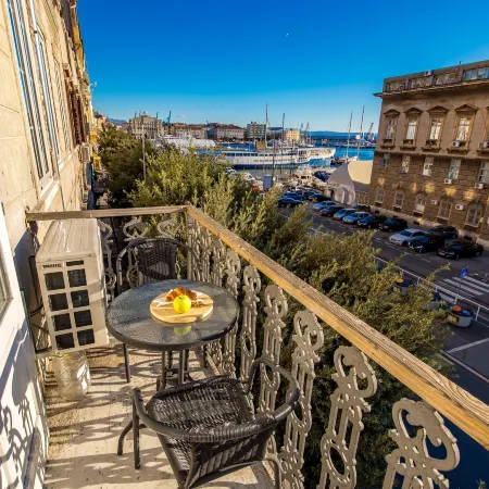 Molo Longo Apartments