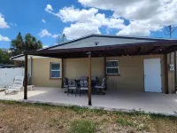 Beach Style House w/ large backyard, close to fishing, canoeing, and beaches Hotels in West Bradenton