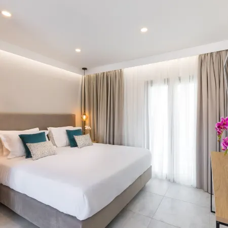 V Luxury Suites