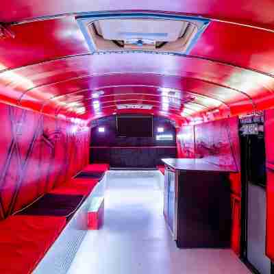 Pool Hottub Magic School Bus 5 Mins to Downtown Others