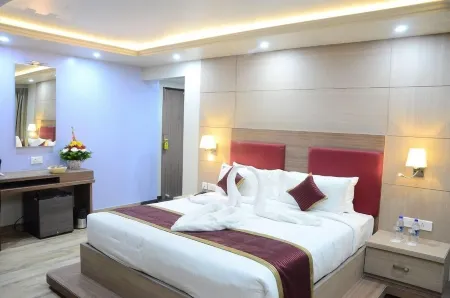 Hotel Jai Maata Grandeur Отели рядом с достопримечательностью «Karnataka Sangha»