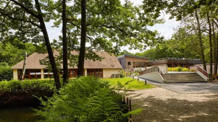 Hôtel Centre Port-Royal Отели рядом с достопримечательностью «Parc de l'abbaye des Vaux de Cernay»