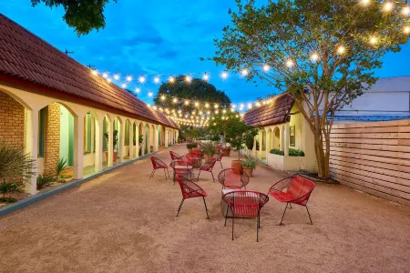 Austin Motel Отели рядом с достопримечательностью «St. Mary's Cathedral»