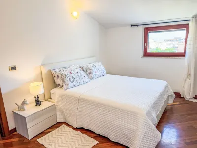 Casa Emilio Hôtels à proximité de : Sala Del Regno Dei Testimoni Di Geova