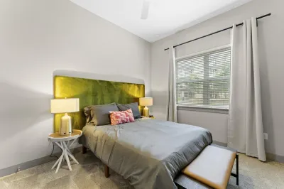 Upscale 1Br King Suite Close to Downtown w Fast Wifi
