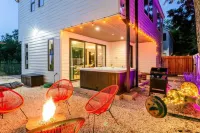 Stylish Clubhouse Retreat w Hot Tub Near Downtown - Bungalows