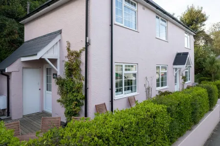 Ruby Cottage - Beachside Cottage with Views