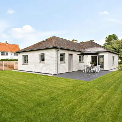 Huswell - Spacious Bungalow with Garden Near the Beach & Sea Hotels in Westende