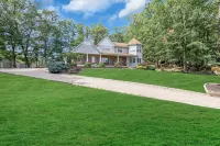 Family Retreat with Autumn Views and Fireplace Hotels in Stony Point