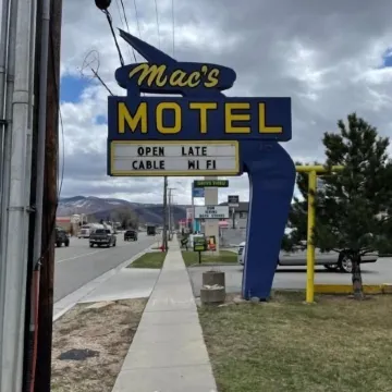 Mac's Motel