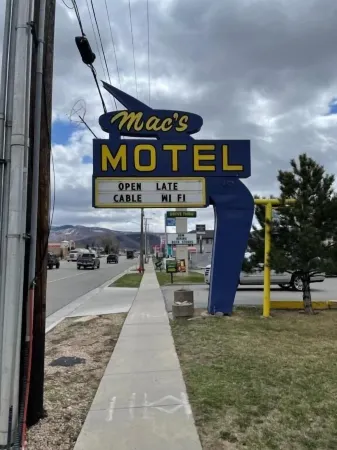 Mac's Motel