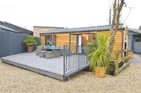 Cheerful 1Bd Cottage with Parking Nr Guildford Hotel a Guildford