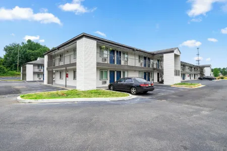 Southern Suites Kennesaw Отели рядом с достопримечательностью «Museum of History and Holocaust Education»