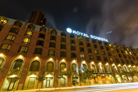 The Royal Sonesta Harbor Court Baltimore Отели рядом с достопримечательностью «Библиотека Джордж Пибоди»
