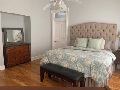 Historic 1904 Home w/Granite Kitchen, Fireplace, Treehouse! Near ATX/San Antonio Hotels near Kyle Crossing