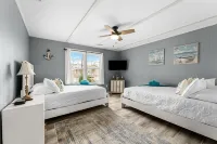 Private Pool and Hot Tub, Steps to beach, Pet Friendly with fenced in yard!