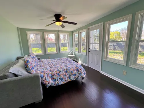 NEW Lakeside Cottage- Lake view and beach nearby!