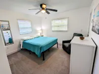 Heated pool & hottub, hanging swings, lanai, beach supplies - this is Sea la Vie
