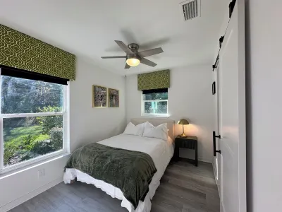 4 min to WEC, Crownwood Modern, NEW 3bd 2ba cozy townhome close to FAST Hotel dekat Adena Club