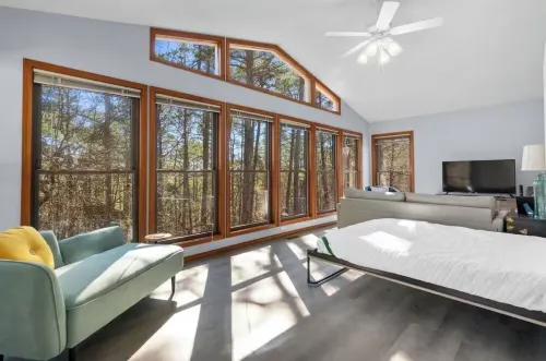 Darling HSV Home just minutes from Main Gate!