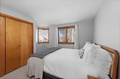 NEW! Charming Townhouse + Shared POOL Hotels in der Nähe von Gunstock Mountain Resort