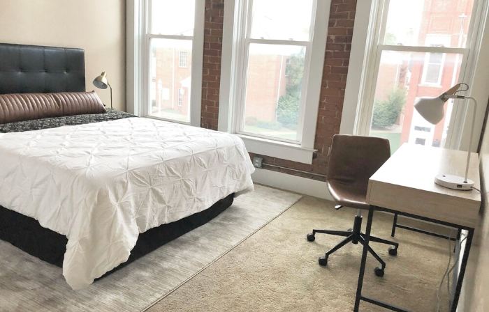 Bright and Spacious Historic Brick Loft off the square in Paola