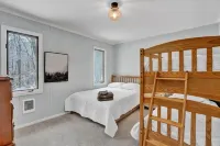 Serene Escape in the Pocono Mountains - Lake, Beach, Outdoor and Indoor Pools! Hotel a Clifton Township