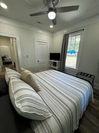 Charming 2-bedroom lake front cottage in lovely Lake Park Georgia.