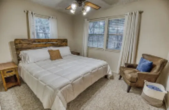 Charming 3-bedroom cabin with WiFi, AC in serene Wimberley