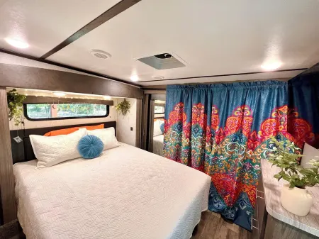 Unique RV Stay! Perfect for Couples, Families, And Explorers in the heart of FM Отели рядом с достопримечательностью «Stay N' Play»