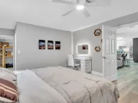 Hot Tub, Fire Pit, Near the Beach! Hotels in Edgewater