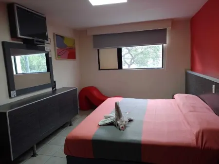 Hotel Piet Отели рядом со станцией Autobuses Poniente Station