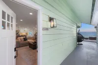 Views, Seclusion, Cozy Island Comfort